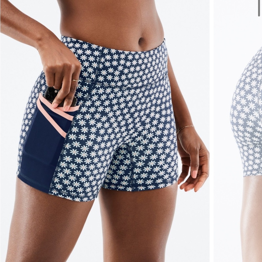 Fabletics Trinity Motion365 Mid Rise 5'' Short in Abyss Porter Daisy/Pink Dust - Picture 2 of 2
